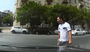 "Parkovşik" sürücünü hədələdi: "Xəstəxanaya çolpa daşıyacaqsan" - VİDEO