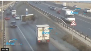 Bakıda "Ford"un tormozu tutmadı, iki dəfə çevrildi  - VİDEO