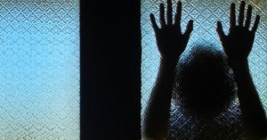 Futbolçuların olduğu qatarda 19 yaşlı qıza təcavüz edildi