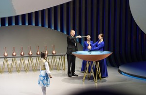 İlham Əliyev suyu uşaqlara verdi - Mərasimdə maraqlı anlar