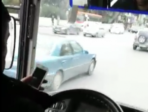 Sükan arxasında telefonla oynayan avtobus sürücüsü - VİDEO