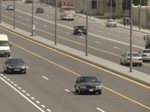 Yol polisindən sarı zolaqda hərəkətlə bağlı sürücülərə - Şad xəbər