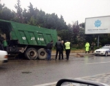 Bakıda iki yük avtomobili toqquşub,  sürücü xəsarət alıb - FOTO