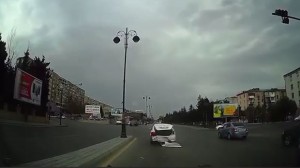 Bakıda ağır qəza: İşıqforda dayanan maşına çırpıldı  - VİDEO