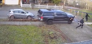 Sürücü avtomobili 3 piyadanın üzərinə sürdü - VİDEO