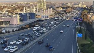 На каких улицах Баку 2 марта наблюдаются транспортные заторы? 