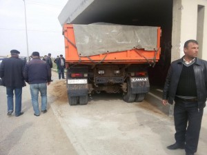 "KaMAZ" dayanacağa çırpıldı - FOTO