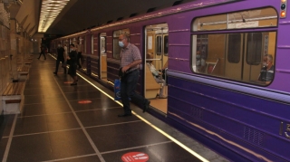 Bakı metrosunda HƏYƏCANLI ANLAR - Orta yaşlı kişi sərnişin... 