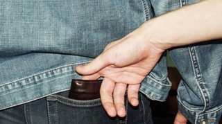 Bakıda gündüz saatlarında talama hadisəsi: İki qız, bir oğlan saxlanıldı 