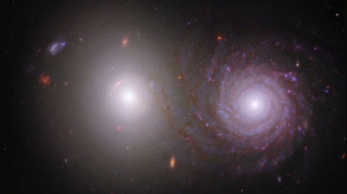 Телескопы James Webb и Hubble  зафиксировали галактику, разорванную гравитацией   - ФОТО
