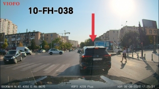 В Баку водитель неправильно остановил автомобиль и перекрыл дорогу пешеходу - ВИДЕО 