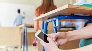 İbtidai siniflərdə mobil telefon qadağan edilib 