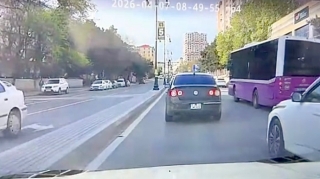 Sol zolaqdakı maşını sıxışdırıb qəza şəraiti yaratdı - 77-VF-202   - VİDEO