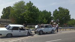 Şəkidə avtomobillər toqquşub, xəsarət alan var  - FOTO