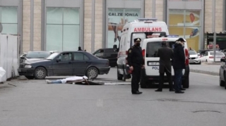 Şəhərin mərkəzində qadının başına dəmir ADNSU-dan düşüb 