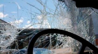 Bakıda avtomobil maneəyə çırpıldı: ölən var 