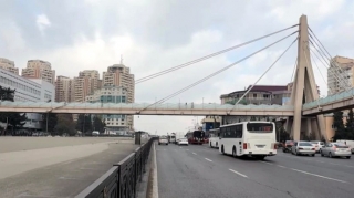 "Ayağını qoyursan, mərmər qopur"  - Təhlükə yaradan piyada keçidi - VİDEO 