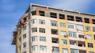 Binaya sonradan əlavə edilən 2 mərtəbə söküləcək - VİDEO