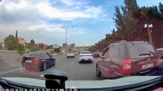 Avtomobili sıxışdırıb təhlükə yaratdı, ardınca əlini maşından çıxarıb…   - VİDEO