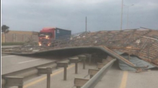 Güclü külək Bakı-Qazax magistralında yolun bağlanmasına səbəb olub  - FOTO