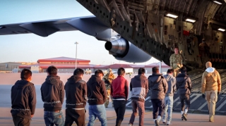 Qanunsuz miqrantlar ölkə daxilindəki hərbi bazalara yerləşdiriləcək 