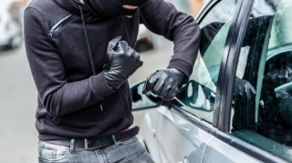 Bakıda maşından 8 min manat oğurlanıb 