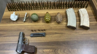 Polis vətəndaşlardan avtomat, tapança, qumbara və tüfənglər götürüb 