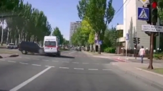 Yolayrıcında qəza:  qırmızıda keçən təcili yardım maşını belə vuruldu - ANBAAN VİDEO 