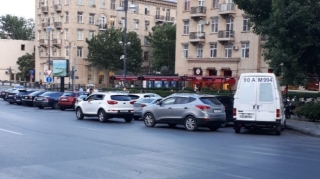 Bu restoranın qarşısında "bazar" açıblar: İkinci cərgə və yolayrıcında parklanma - FOTO
