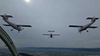 Gənc hərbi pilotların təlim uçuşu - VİDEO 