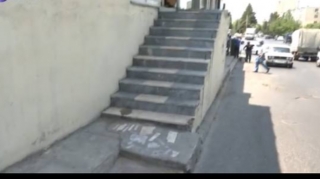 Bakıda səkinin üzərində pilləkənin tikilməsi piyadaları narahat edir - VİDEO