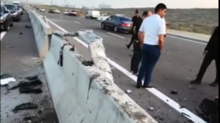 Bakı Dairəvi Yolunda qəza: "BMW" betona çırpıldı  - VİDEO 