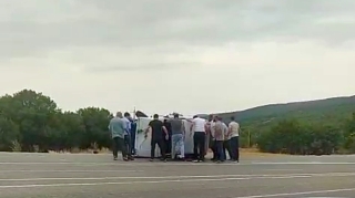 “Mitsubishi” ilə toqquşan “Niva” aşdı – Vətəndaşlar köməyə çatdı   - VİDEO