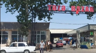 Göyçay bazarında avtomobil piştaxtaların üstünə çıxıb, xəsarət alanlar var - ANBAAN VİDEO  - FOTO