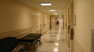 Paytaxtda avtomobil piyadanı vuraraq ağır xəsarət yetirib 