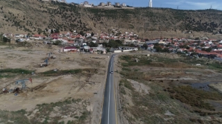 Təhlükəli şəraitdə avtobus gözləyən vətəndaşların səsi eşidildi; bu küçəyə dayanacaq quraşdırılır - VİDEO 