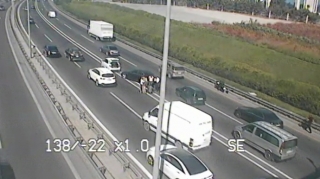 Aeroport yolunda ağır QƏZA:  Üç avtomobil toqquşdu, biri aşdı - VİDEO