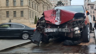 Bakıda taksi sürücüsü qəza törədib, xəsarət alan var   - FOTO
