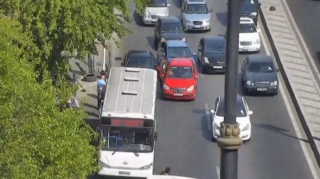 Bakıda sürücünün ürəyi tutdu, maşın avtobusa çırpıldı - VİDEO 
