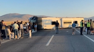 Kuşadasına gedən avtobus aşdı: 30-dan çox adam XƏSARƏT ALDI  - VİDEO