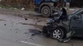 В Баку легковой автомобиль врезался в грузовик  - ВИДЕО