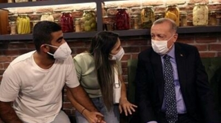 Ərdoğan kortejini saxladı, vətəndaşlarla söhbət etdi - FOTO