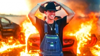 Yandırdığı "Ferrari"yə görə vergi ödəməyən bloqer həbs edildi - FOTO 