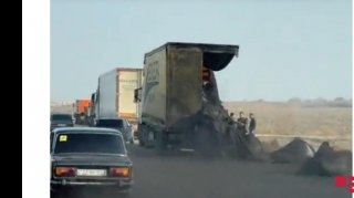 Goranboyda "TIR" "KamAZ"la toqquşdu, xeyli kömür yola dağıldı   - FOTO