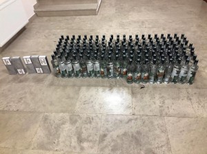 Avtomobildən qanunsuz spirtli içkilər və tütün məmulatları müsadirə olunub - FOTO