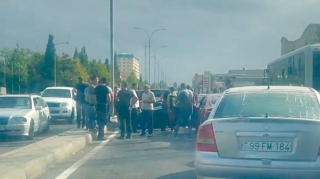 Gəncədə zəncirvari qəza:  “Chevrolet”, “Mercedes və “Skoda” toqquşdu   - VİDEO