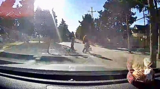 Qayda pozan qadın özüylə yanaşı azyaşlıları da təhlükəyə atdı    - REAL VİDEO