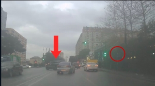 В Хырдалане "скрытый" за деревом дорожный знак заставляет водителей нарушать правила — ВИДЕО 