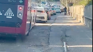 Yeni Ramana yolunda təhlükə: Uzun çuxurlar avtomobillərə ziyan vurur   - VİDEO