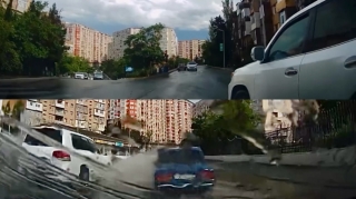 Əks yola çıxıb şütüyən sürücü yolda su “şou”su yaratdı - 77-EC-100    - VİDEO